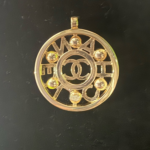 Fashion Jewelry Gold-Tone Pearl & Crystal Round Pendant - Picture 2 of 2